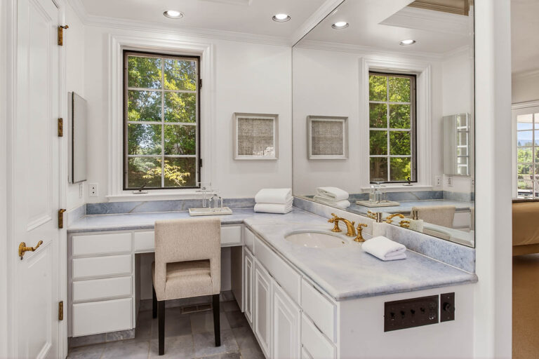 Primary Bathroom (3)